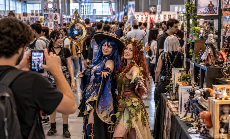 Público recorriendo una convención de cómic, cine y videojuegos inspirada en la Comic-Con de Málaga.